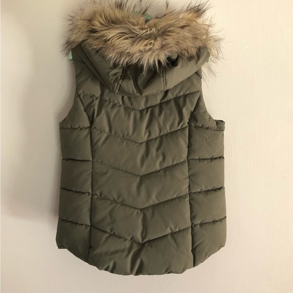 H&M Kids Vest - size 6-8 - Picture 3 of 13